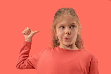 Şirin küçük mercan elbiseli kız kameraya gülümseyen uzun saçlı şaşırttı