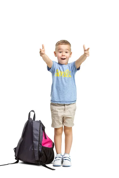 Retrato de cuerpo entero de lindo niño con ropa elegante mirando a la cámara y sonriendo —  Fotos de Stock