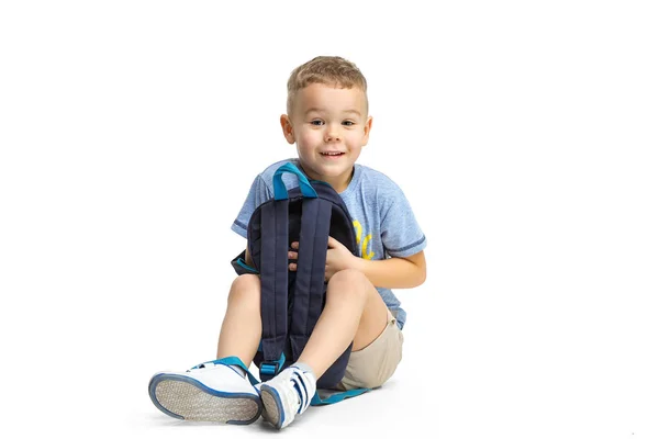 Retrato de cuerpo entero de lindo niño con ropa elegante mirando a la cámara y sonriendo —  Fotos de Stock