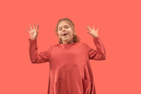 Linda niña en vestido de coral con el pelo largo sonriendo a la cámara — Foto de Stock