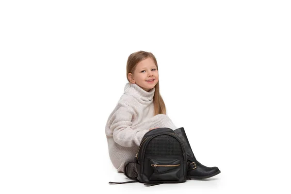 Retrato de comprimento total de criança bonito em roupas de jeans elegantes olhando para a câmera e sorrindo — Fotografia de Stock