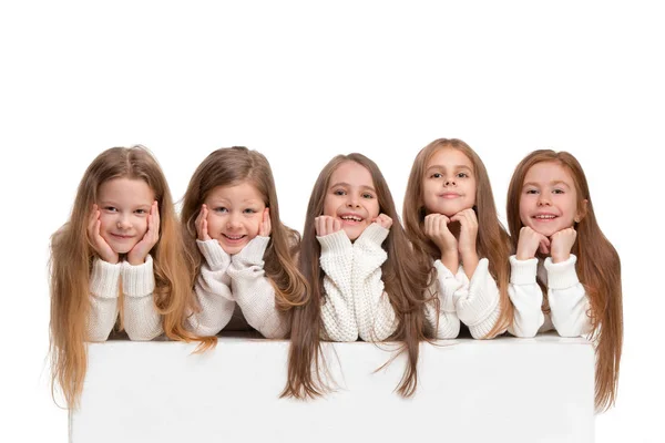Портрет милих маленьких дітей в стильному одязі дивиться на камеру і посміхається — стокове фото