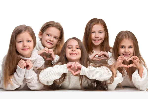 Portrait de mignons petits enfants en vêtements élégants regardant la caméra et souriant — Photo