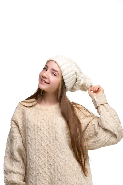 Retrato de niño lindo en suéter de punto elegante mirando a la cámara y sonriendo — Foto de Stock