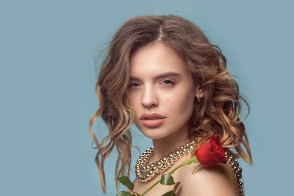 Vacker ung flicka i studio med pärla smycken - örhängen, armband, halsband. — Stockfoto