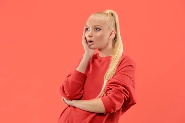 Mooie vrouw op zoek verrast geïsoleerd op koraal — Stockfoto