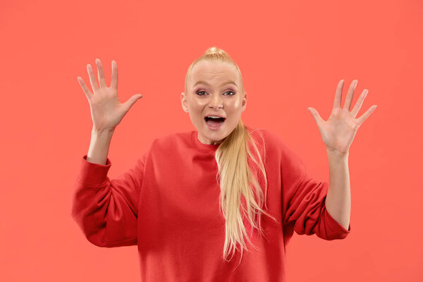 Красивая женщина выглядит удивлённой, изолированной на кораллах
