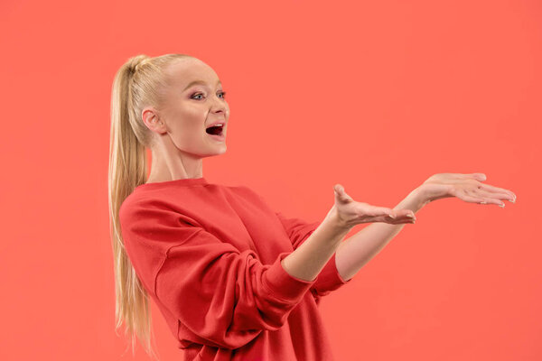 Красивая женщина выглядит удивлённой, изолированной на кораллах
