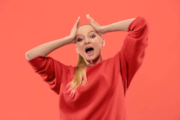 Красивая женщина выглядит удивлённой, изолированной на кораллах
