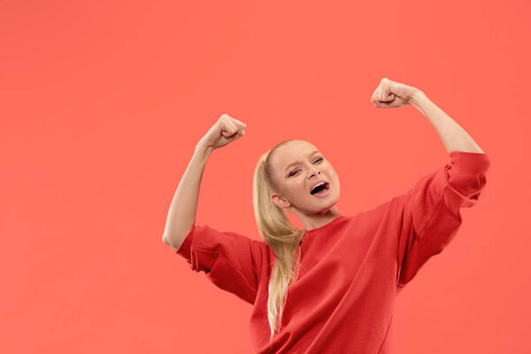 Успешная женщина счастливо празднует победу. Динамический энергетический образ женской модели
