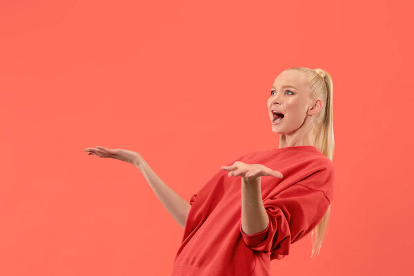 Успешная женщина счастливо празднует победу. Динамический энергетический образ женской модели
