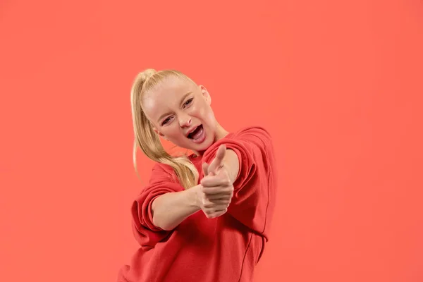 A mulher de negócios feliz de pé e sorrindo contra o fundo de coral . — Fotografia de Stock