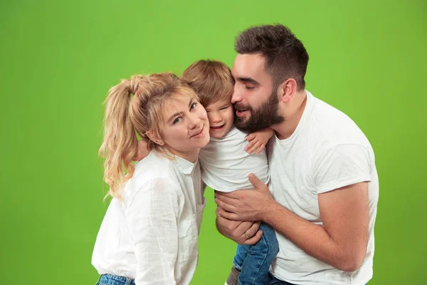 Lycklig familj med barn tillsammans och leende på kameran isolerad på grön — Stockfoto