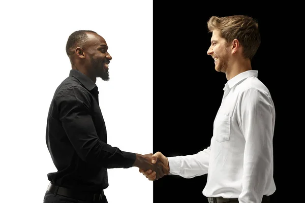 Sucesso afro feliz e homens caucasianos. Casal misto. Conceito de emoções faciais humanas . — Fotografia de Stock