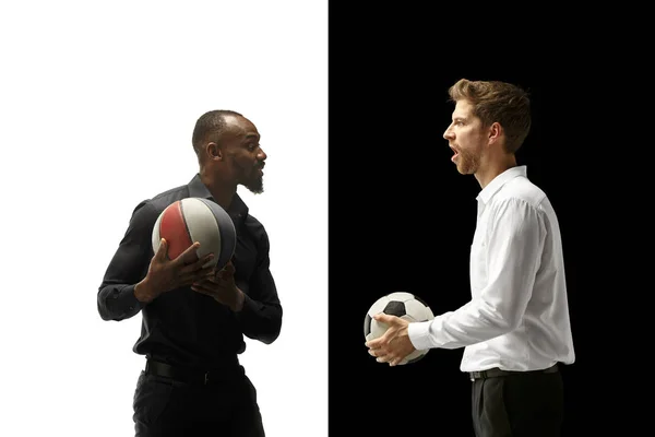 Retrato de un hombre sonriente sosteniendo pelota de fútbol y baloncesto aislado sobre un fondo blanco y negro —  Fotos de Stock