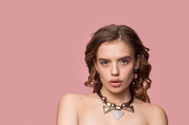 Güzel genç gülümseyen kadın uzun dalgalı ipeksi tüyleri, doğal olan kameraya bakarak olun