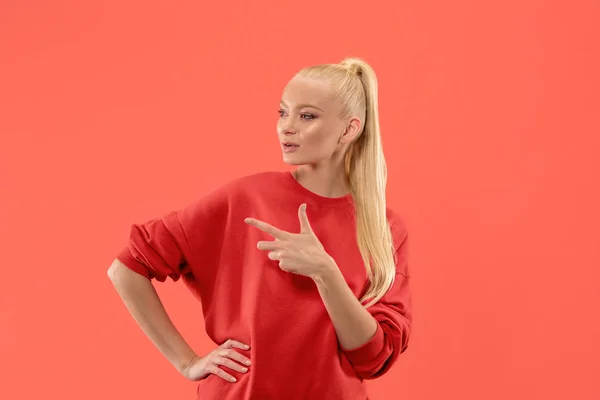 Isolato su corallo giovane donna casuale urlando in studio — Foto Stock