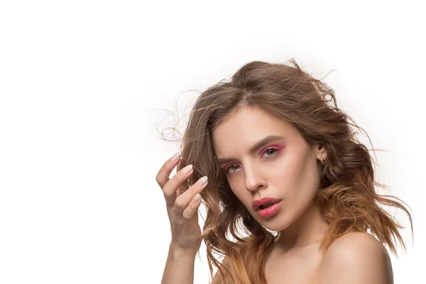 Mooie jonge vrouw met lang golvend zijdeachtig haar, natuurlijke make-up camera kijken — Stockfoto
