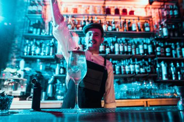 Bardak ateşli kokteyl çubuğu arka planı barmenler el ateşle karşı. Barmen gün kavramı