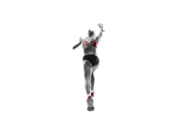 Una donna caucasica che corre su sfondo bianco — Foto Stock