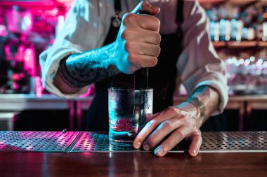Uzman barmen gece kulübünde kokteyl hazırlıyor..