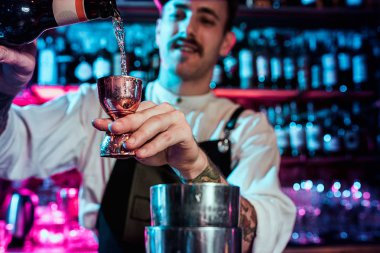 Uzman barmen gece kulübünde kokteyl hazırlıyor..