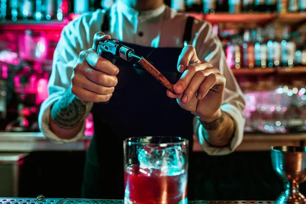 Esperto barman sta facendo cocktail al night club. — Foto Stock