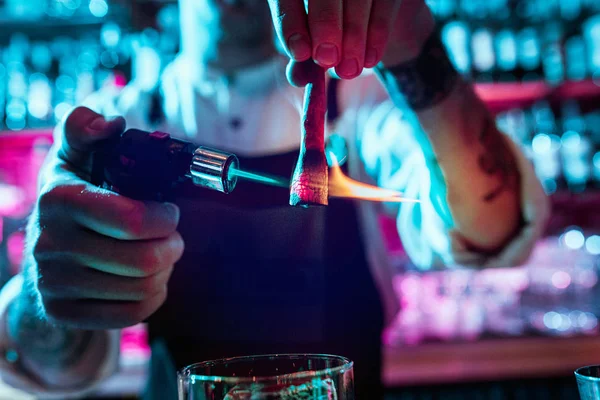 Эксперт-бармен готовит коктейль в ночном клубе. — стоковое фото