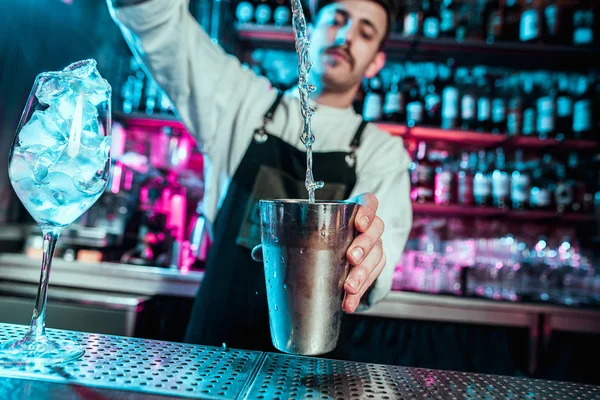 Expert barman dělá koktejl v nočním klubu. — Stock fotografie