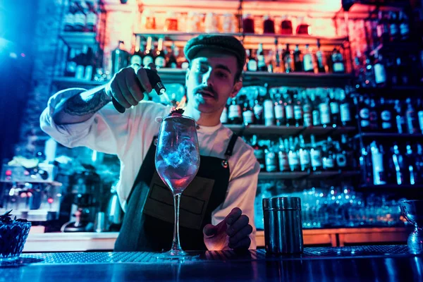 Uzman barmen gece kulübünde kokteyl hazırlıyor..