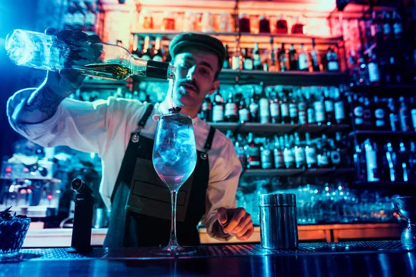 Expert barman dělá koktejl v nočním klubu. — Stock fotografie