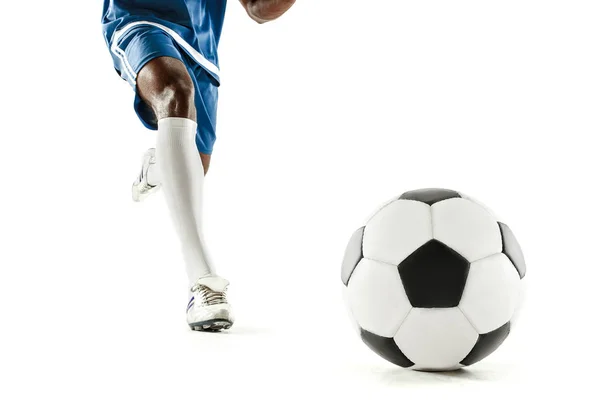 Τα πόδια του close-up παίκτης ποδοσφαίρου που απομονώνονται σε λευκό — Φωτογραφία Αρχείου