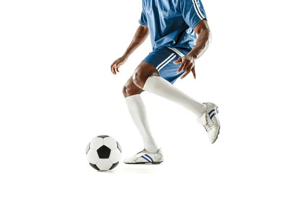Τα πόδια του close-up παίκτης ποδοσφαίρου που απομονώνονται σε λευκό — Φωτογραφία Αρχείου