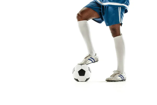Pernas de jogador de futebol close-up isolado em branco — Fotografia de Stock