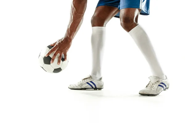 Pernas de jogador de futebol close-up isolado em branco — Fotografia de Stock