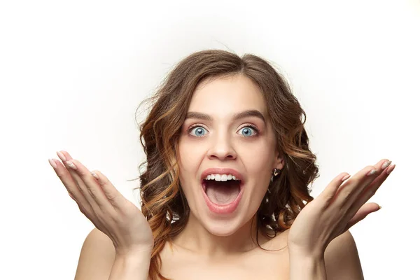 Niza joven sonriente mujer con el pelo largo y ondulado sedoso, maquillaje natural mirando a la cámara —  Fotos de Stock