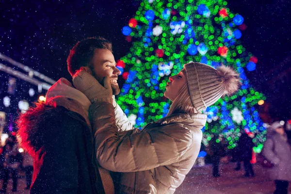 Ενηλίκων ζευγάρι κρέμεται έξω στην πόλη κατά την περίοδο των Χριστουγέννων — Φωτογραφία Αρχείου