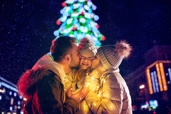 Família, Natal, feriados, estação e conceito de pessoas - família feliz sobre o fundo da cidade e neve — Fotografia de Stock