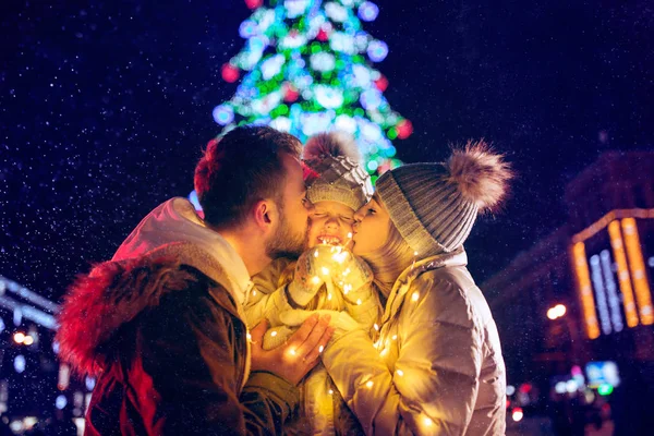 Família, Natal, feriados, estação e conceito de pessoas - família feliz sobre o fundo da cidade e neve — Fotografia de Stock