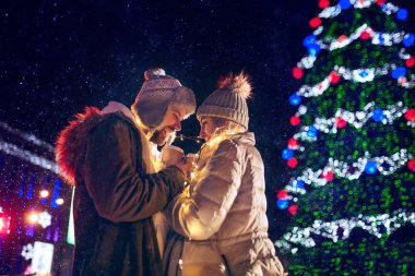 Noel zamanı sırasında şehirde takılmak yetişkin çift