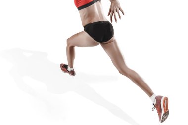 Beyaz arka plan üzerinde çalışan bir beyaz kadın