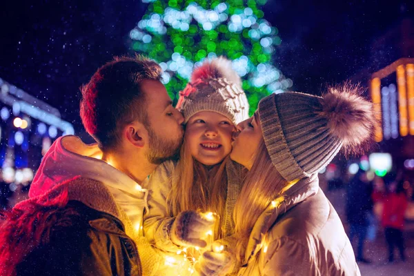 Οικογένεια, Χριστούγεννα, διακοπές, εποχή και άνθρωποι έννοια - ευτυχισμένη οικογένεια πέρα από το υπόβαθρο της πόλης και χιόνι — Φωτογραφία Αρχείου
