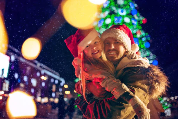 Famille, Noël, vacances, saison et concept de personnes - famille heureuse sur fond de ville et de neige — Photo