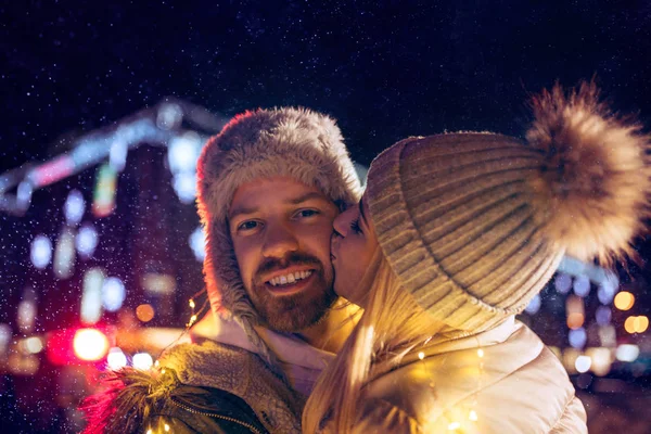 Erwachsenes Paar hängt in der Weihnachtszeit in der Stadt herum — Stockfoto