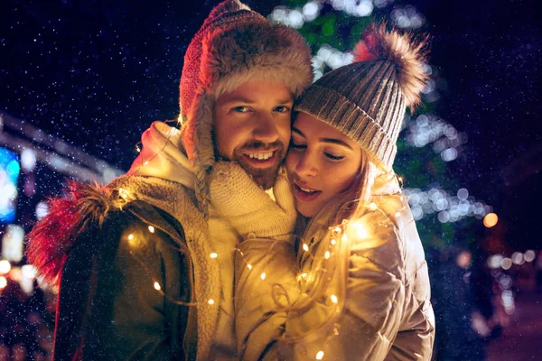 Casal adulto saindo na cidade durante o Natal — Fotografia de Stock