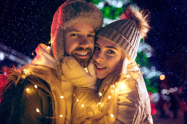 Couple adulte traînant dans la ville pendant la période de Noël — Photo