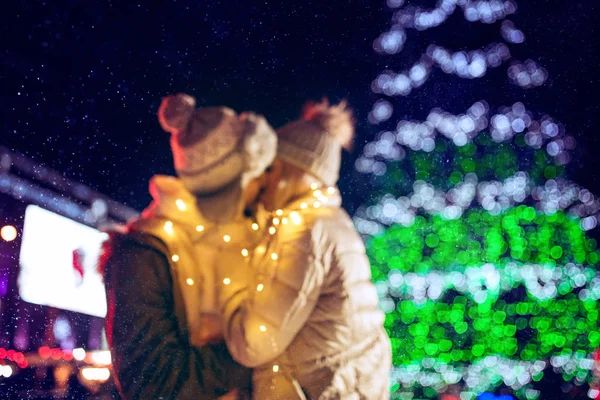 Couple adulte traînant dans la ville pendant la période de Noël — Photo