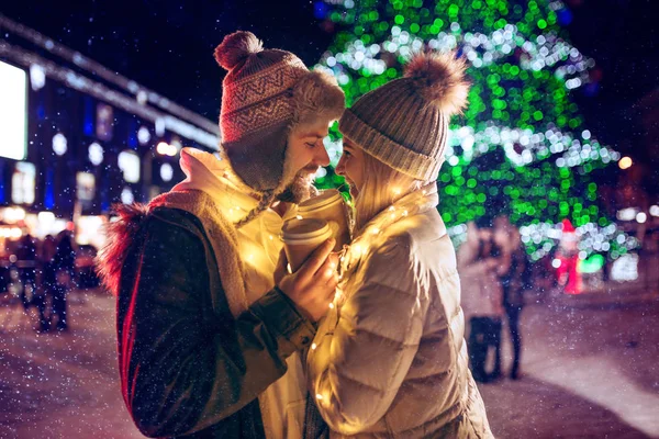 Pareja adulta pasando el rato en la ciudad durante la Navidad —  Fotos de Stock