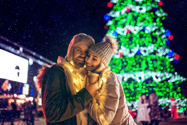 Couple adulte traînant dans la ville pendant la période de Noël — Photo