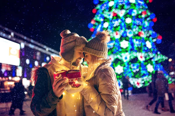 Volwassen paar opknoping in de stad tijdens de kerstperiode — Stockfoto